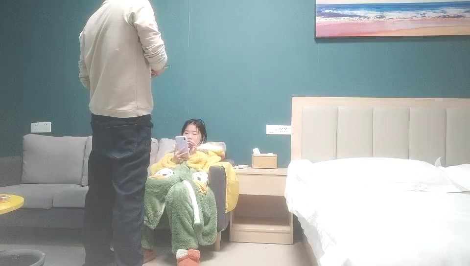 11-10小夏尋花約啪十八歲紋身嫩妹，年輕不太會叫床，小穴操著挺舒服