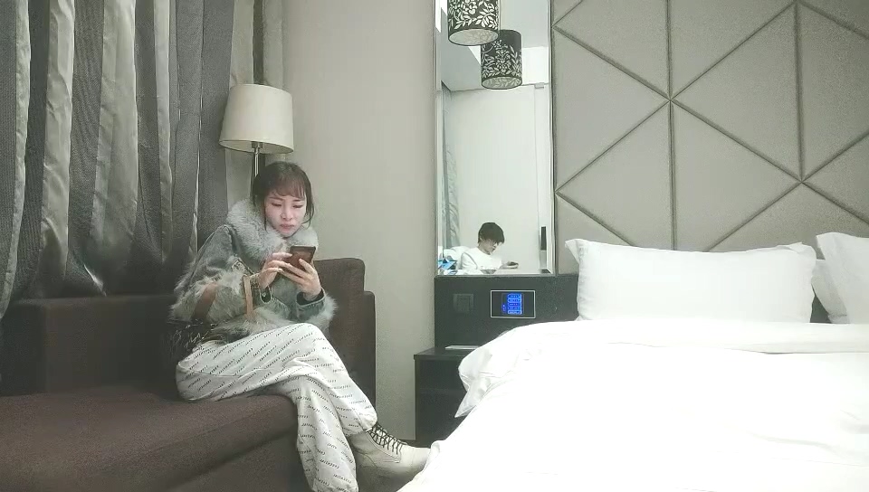 11-25利利堅辛苦第二場約啪苗條美女，一直喊 快點操我的小騷逼