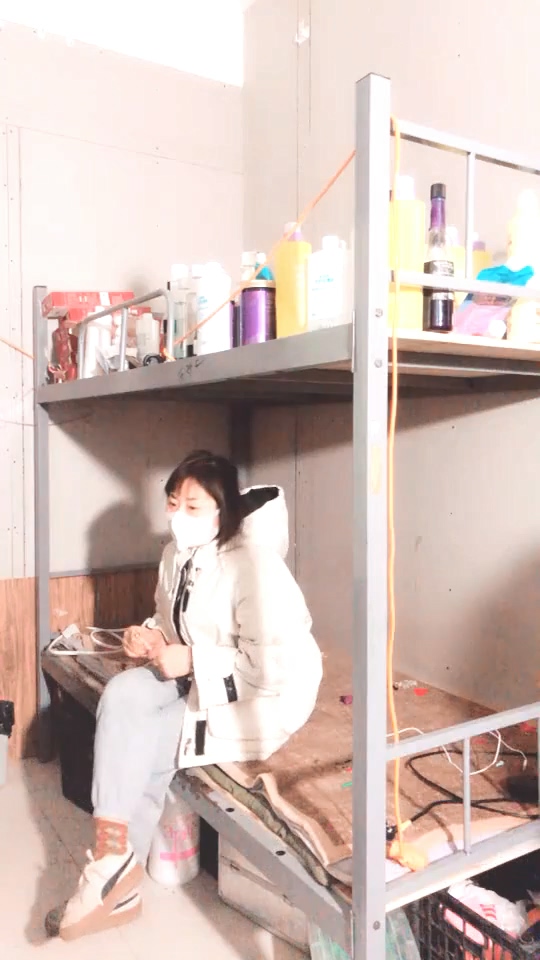 12-29理髮店探花約啪老相好，欲拒還迎裝矜持，二指禪摳逼，受不了了主動要求操