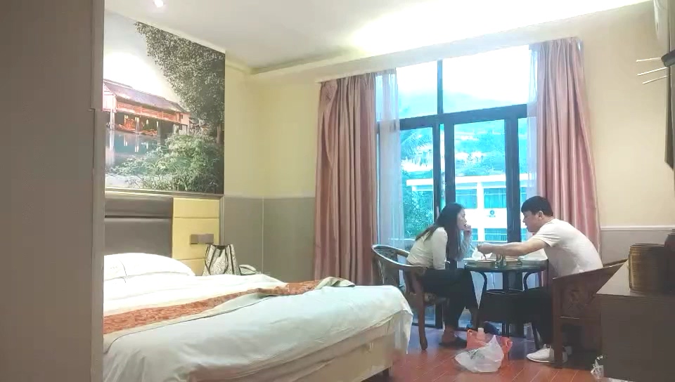 1-22愛情故事_真實約啪長髮良家少婦，微醺過後就開炮，這娘們真騷，隨便插