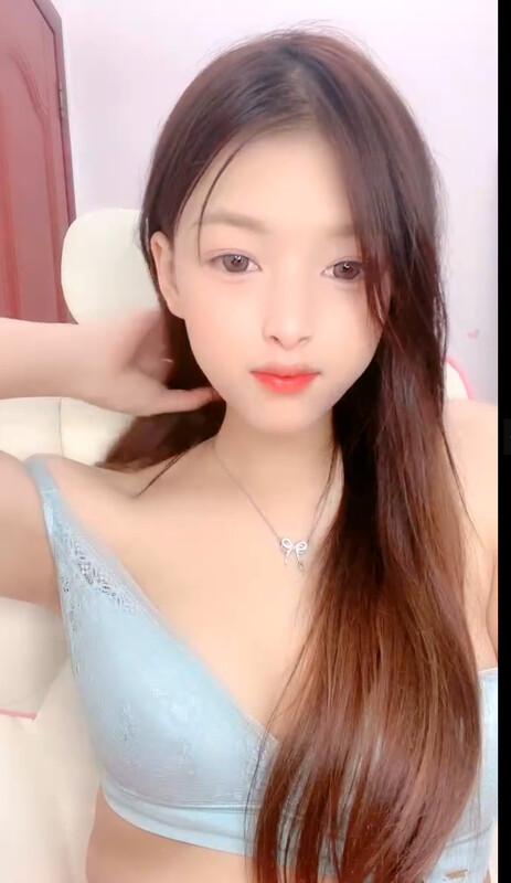 超級嫩網紅美女！ 白嫩奶子粉穴！ 洗完澡被炮友操，站立扛腿側入，妹妹很享受