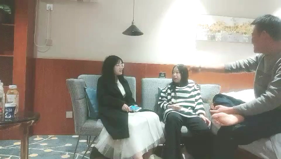 11-14小夏尋花雙飛兩個極品嫩妹，其中一個巨乳眼鏡妹被操的最慘