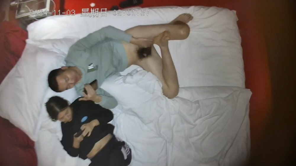 酒店情趣炮房高清偷拍❤️半夜開房偷情的中年男女草完逼叫外賣吃宵夜