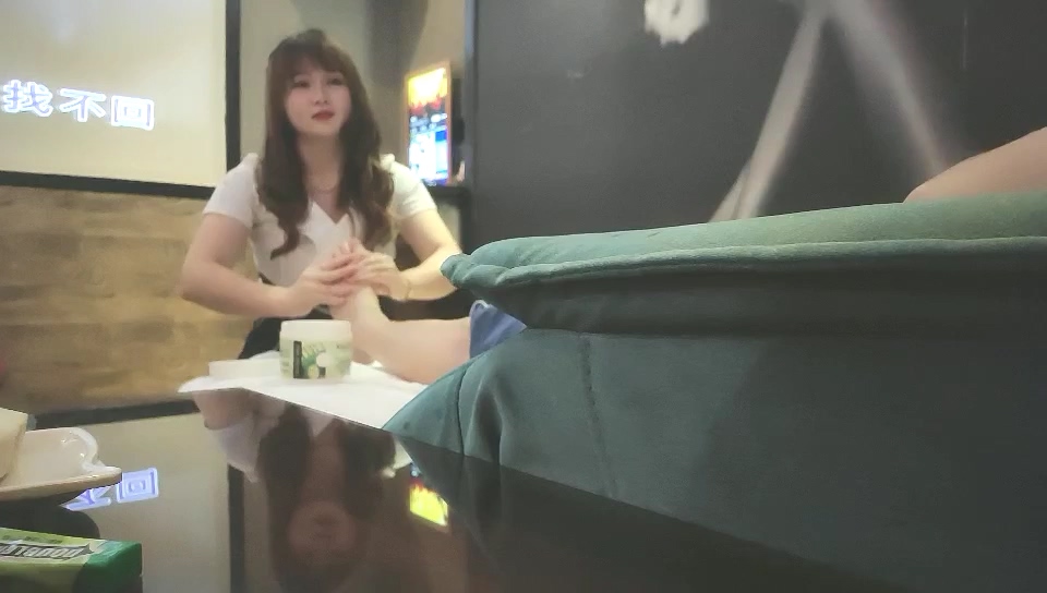 8-3小馬尋花足浴約啪白皙少婦，賓館無套內射，好害羞哦