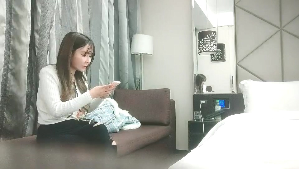 12-2乾淨利速第一場約啪黑絲高跟美女，床上像母狗一樣被操，享受極了