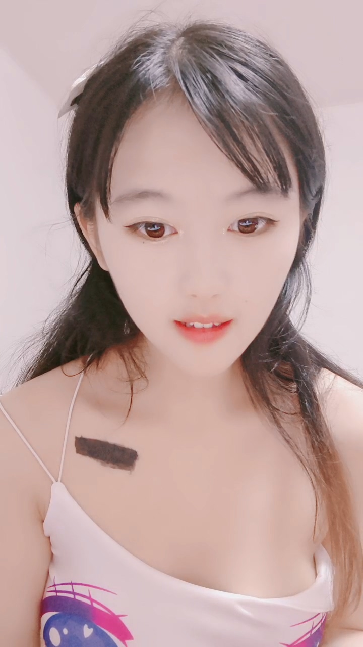 04的小朋友誘惑狼友，齊逼短裙小吊帶，顔值可愛誘人，在狼友的指揮下慢慢脫光