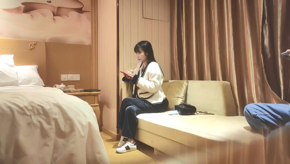 4-2胖子傳媒工作室第二場 約啪單眼皮妹子，窗前後入，邊看路人邊做愛，驚險刺激