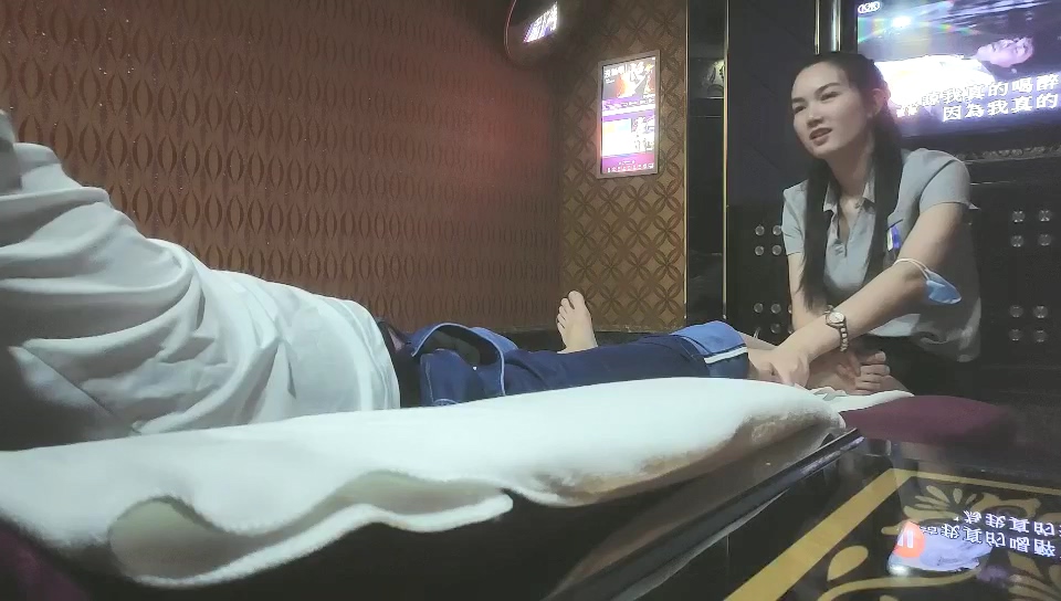 8-28小馬尋花足浴約啪長腿高挑美女技師，興致來了 兩場無套內射，精子外流特寫