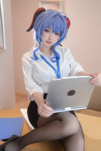 [Cosplay] Eriri 樱梨梨 – Ganyu Secretary 甘雨秘书