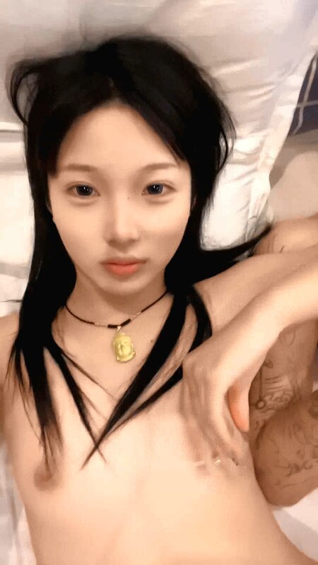 白桃味的小姑娘露臉被紋身小哥幹了顏值不錯跟狼友互動撩騷激情上位邊親邊草讓小哥后入乾小屁股真刺激