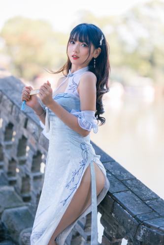 [Cosplay] Kyokyo 沉迷汉堡王 – Hanbao King’s Robe 汉堡王旗袍