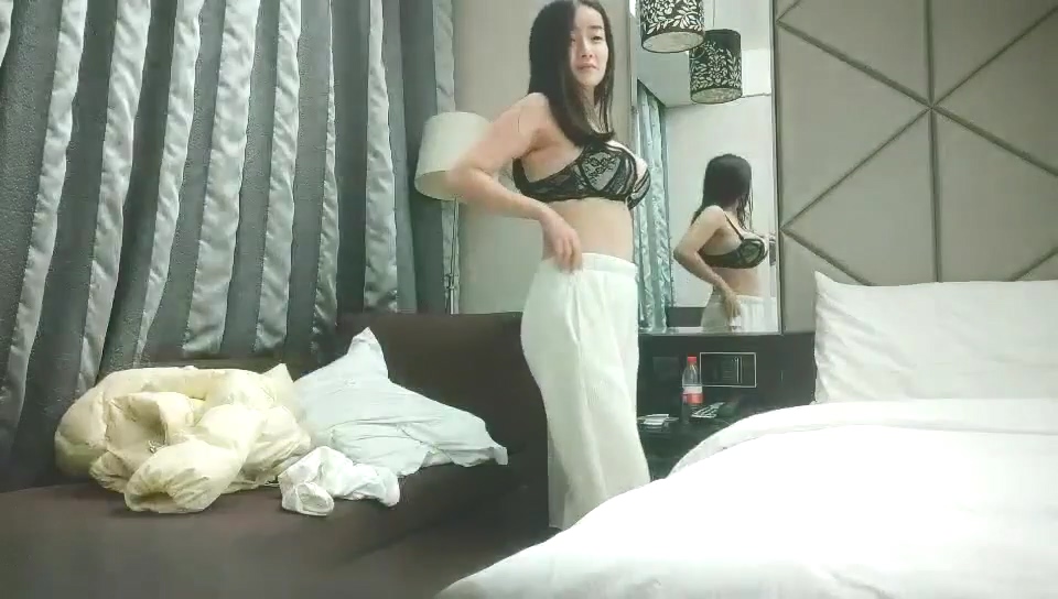 12-18用利抽插兩場約啪大奶騷妹+學生制服嫩妹