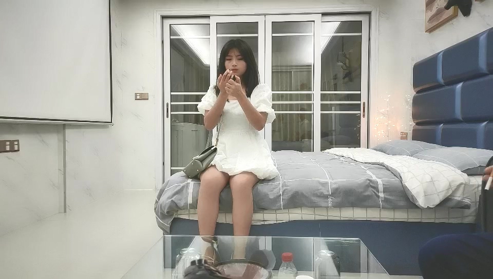 8-8小馬尋花第二場約啪 白色裙子清純女孩，被忽悠無套內射，完事發個紅包