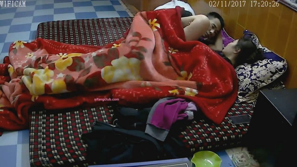 【破解家庭攝像頭】農村土炕饑渴人妻女上位騎老公+騷貨少婦在客廳後入開戰