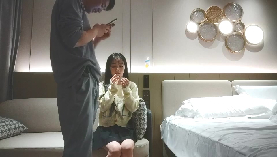探花大神約啪長髮苗條週邊，數錢的感覺很帶勁，床上被大雞巴操的表情更美