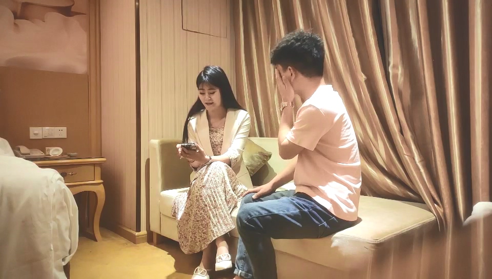 探花大神約啪176高個子長裙女神，腿上有紋身床上是個小野貓