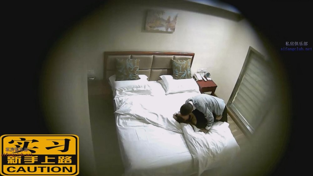 酒店偷拍 大奶少婦和情人開房，進門就迫不及待熱情擁吻，老漢推車暴操