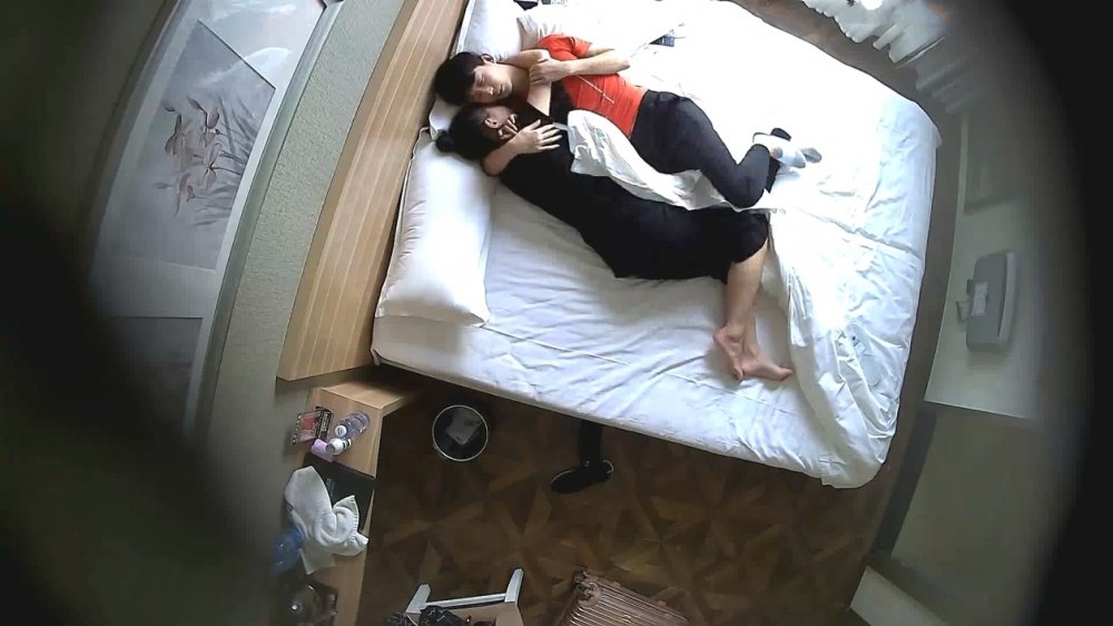 貴在真實 純上帝視角偸拍 姐弟戀開房激情造愛 四眼小青年豔福不淺 反差騷少婦還給毒龍 爽死了