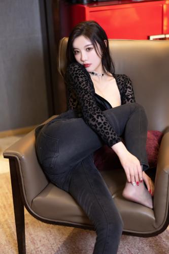 [Cosplay] 杨晨晨 – 黑色牛仔裤