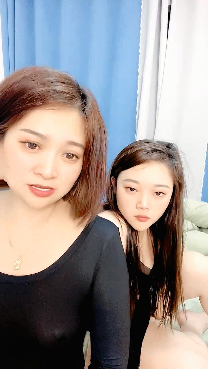 三個女人一台戲，露臉跟狼友互動撩騷，黑絲誘惑逼裡塞著跳蛋輪流展示，淫聲蕩語不斷聽狼友指揮，精彩別錯過[MP4/688MB]