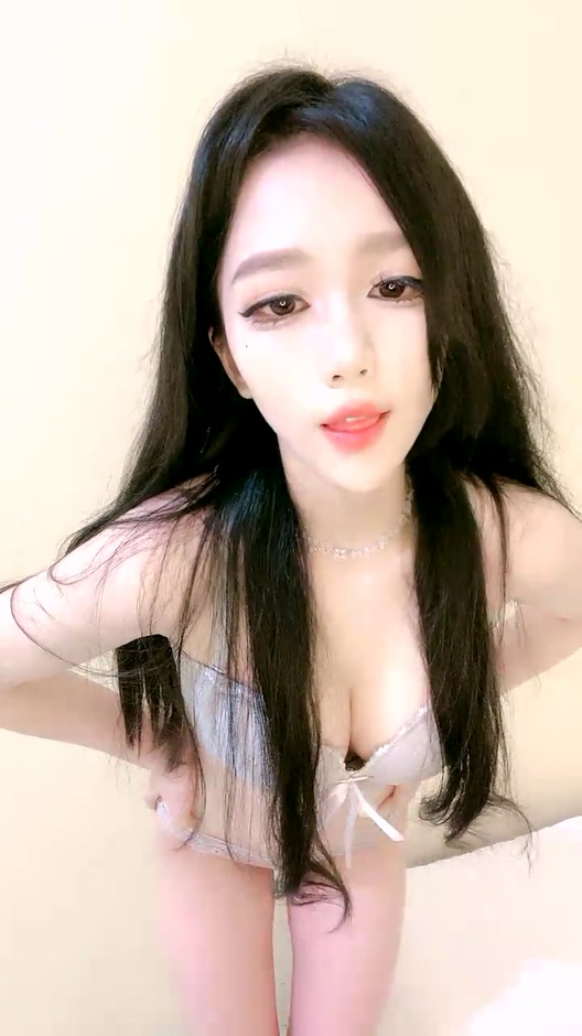 長髮妹子，性感比基尼火辣身材 脫光光全裸魔鬼身材