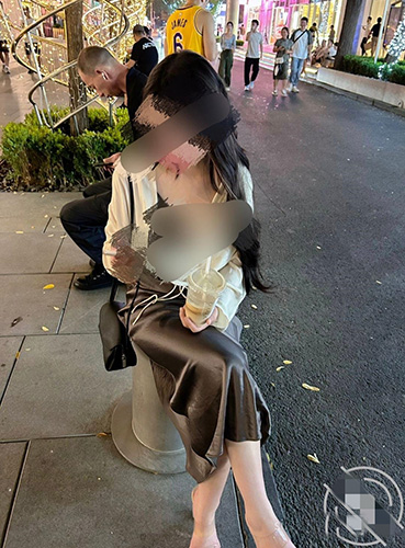 亂倫劇情！ 色弟弟對離異的姐姐渴望已久，騷姐姐是個美腿少婦 穿上黑絲 這美腿，弟弟再也忍不住，姐姐很爽，但不敢大聲