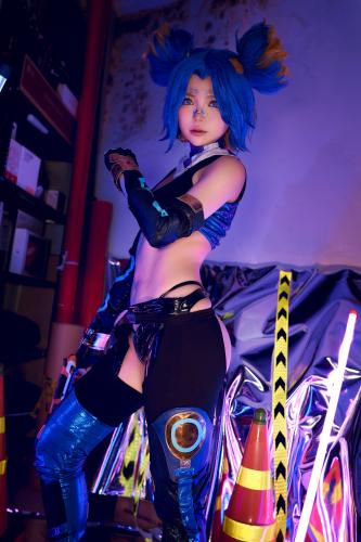 [Cosplay] ZinieQ – Neon (Valorant)