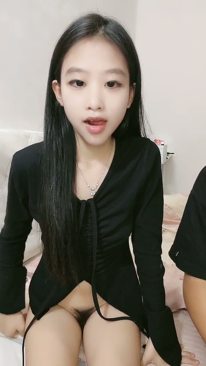 清純極品小女友，出租屋操小騷逼，嬌小身材床上挺騷，跪著大屌插嘴，口活很棒舔蛋吸吮，騎乘位爆插，後入猛懟