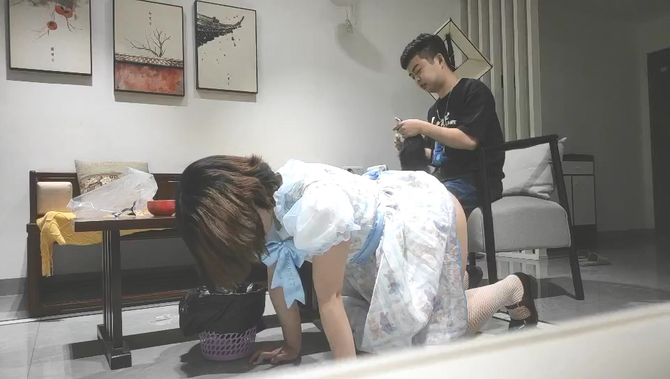 探花大神約啪微胖luo莉母狗，跪在地上爬，被調教無套內射