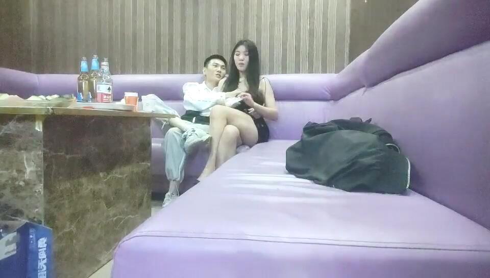 5-11歌廳探花_第一場約炮KTV年輕小姐姐，超短裙直接摳逼口交沙發暴操