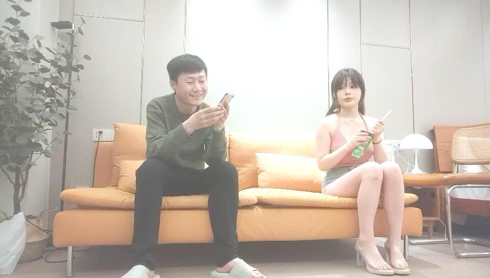 4-10哥是個傳說第一場約啪大奶萌妹子，被大雞巴操哭了，太可憐又可操