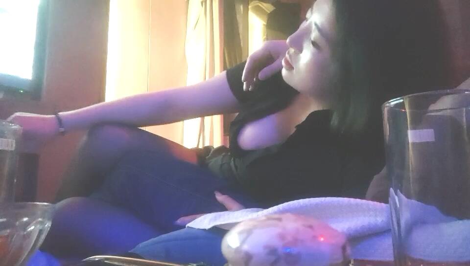 5-15小馬尋歡約啪豐滿少婦，穿著絲襪摸摸逼就濕的不行了