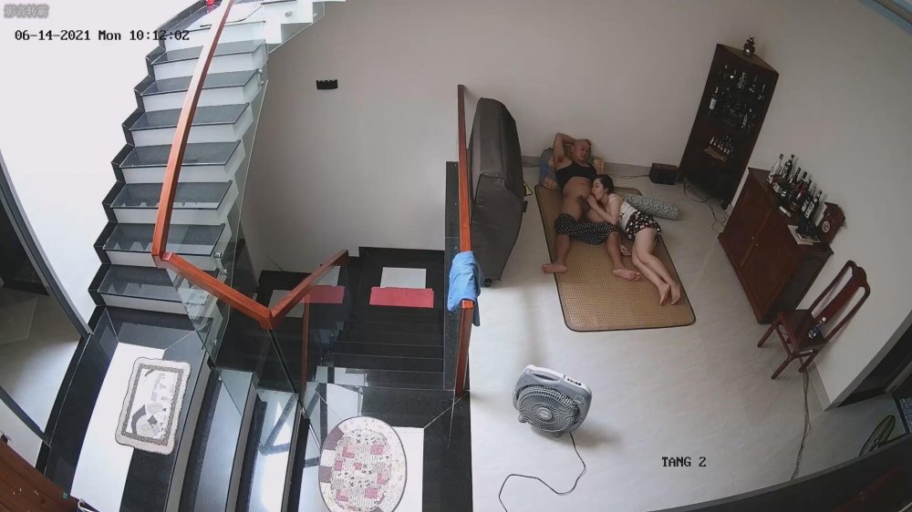 家庭攝像頭偷拍 光頭男大戰蜜桃臀小嬌妻，喜歡站著後入