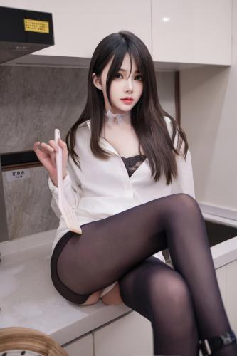[Cosplay] 林月月 – 白衣黑丝