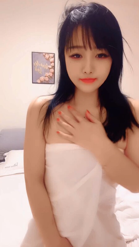 私欲甜妹露臉風騷極品美少婦穿著浴袍誘惑在狼友的指揮下脫光光發騷揉奶玩逼看特寫嫵媚銷魂浪叫呻吟