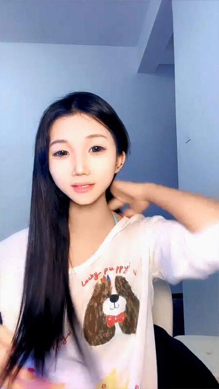 風騷學妹總在後半夜展示性感的內衣脫光光聽狼友指揮互動撩騷淫聲蕩語道具各種抽插小嫩逼淫水多洗澡誘惑