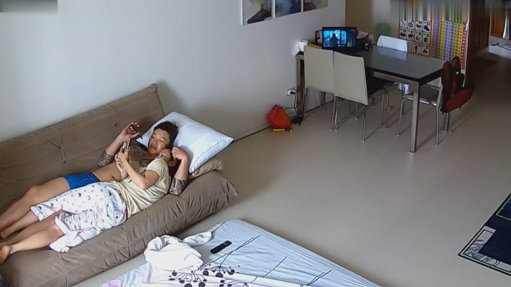 駭客破解家庭網络攝像頭偷拍❤️紋身小哥看視頻按奈不住大白天也要和媳婦幹一炮發洩[MP4/427MB]