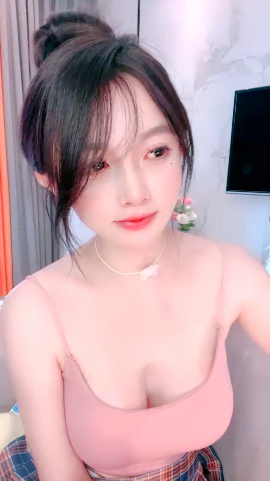 尤物網紅女神！ 爆乳美腿好身材！ 翹起美臀展示，換裝誘惑網襪