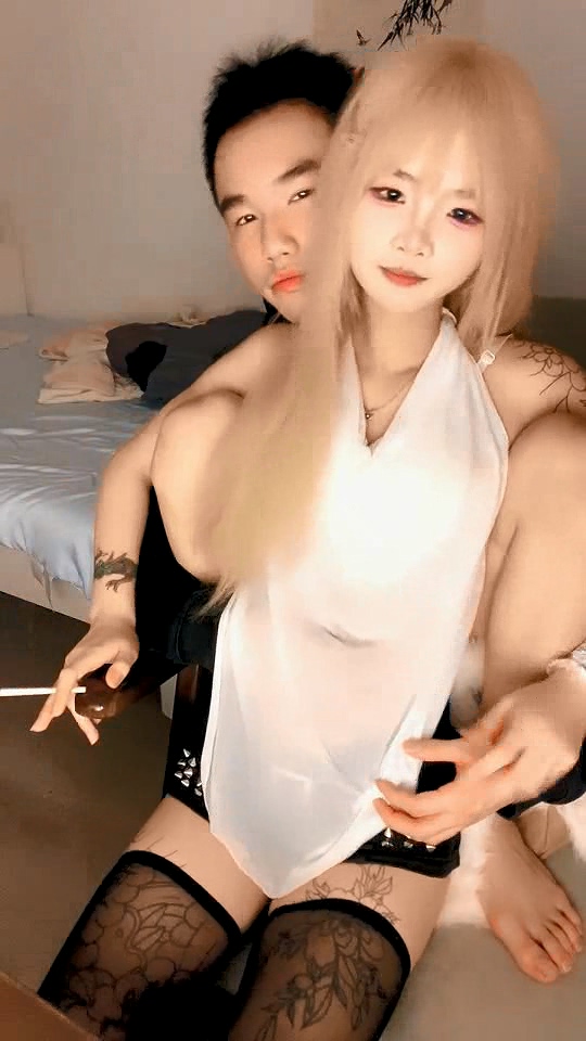 黑絲露臉渣女小太妹跟猥瑣紋身小哥激情啪啪，簡單直接脫光了直接幹，無套抽插激情上位內射中出，精彩又刺激