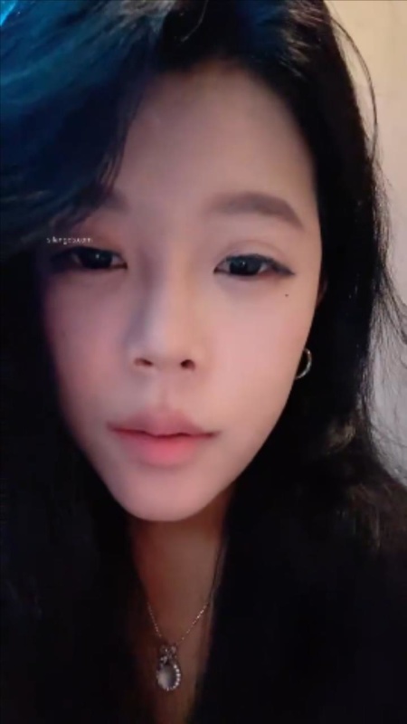【小周不睡覺】清純學姐！ 巨奶肥臀 逼毛很旺盛一看就是性慾強 絲襪打臉 無套啪啪最後口爆 [MP4/2.68G]