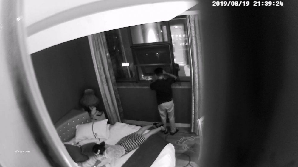 8-19經典酒店偷拍 騷貨高個子女友後入暴草，換上情趣裝繼續挨屌