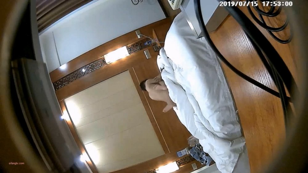 7-15經典酒店偷拍 情侶開房 嬌小女友挨草兩炮，男的挺持久