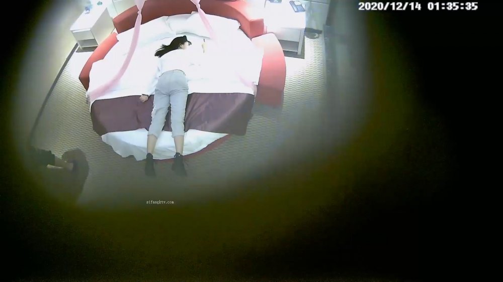 12-14經典酒店偷拍 清純美女主動溫柔舌吻，啪啪很默契