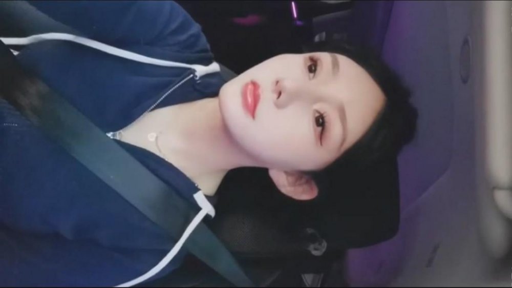 開豪車的兼職週邊女主播小野貓❤️酒店上門服務膘肥體壯胖大款被床邊抱起來操[MP4/857MB]