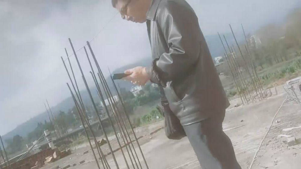 農民工兄弟為了在工地謀個好崗位❤️主動把自己還在讀大學的眼鏡反差婊表妹介紹給包工頭老王淫樂無套啪啪內射[MP4/638MB]