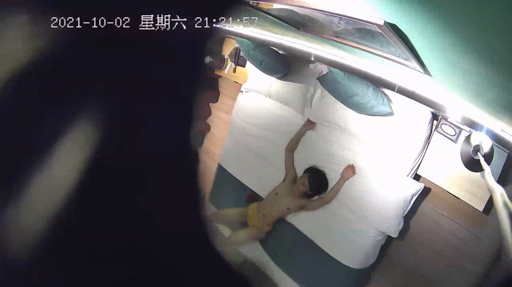 10-2經典酒店偷拍 學生情侶開房，平胸少女難逃男友大雞巴的教訓