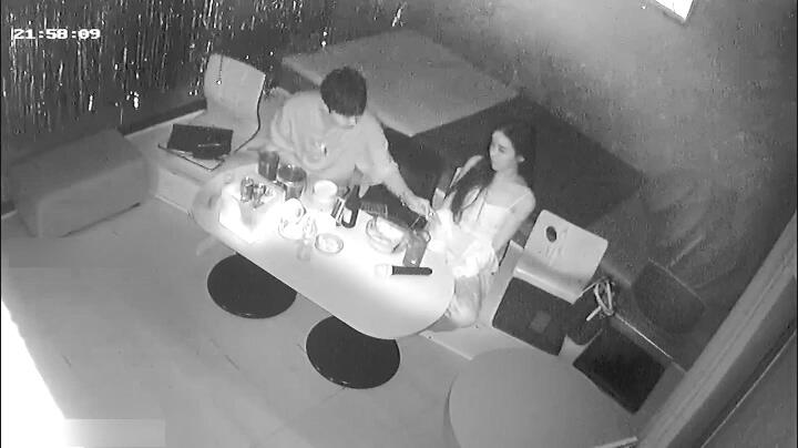 【破解攝像頭】派對室情侶性愛，女主很漂亮