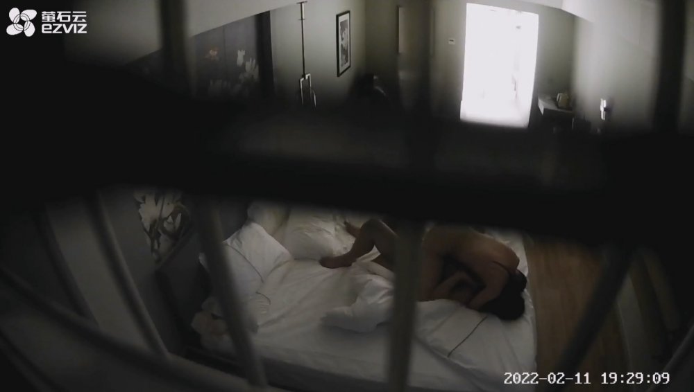2-11螢石雲酒店 腿部有紋身的騷婦被乾的胡言亂語,要榨乾男友