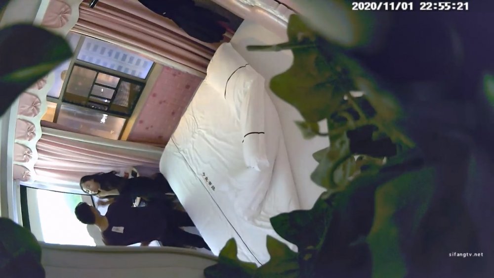 11-1經典酒店偷拍 熱戀情侶開房，小夥舔功了得，舔的女友乖乖就范干一炮