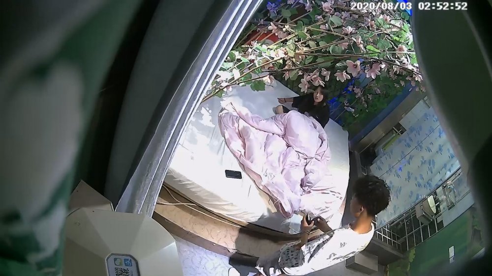 8-3桃花主題房偷拍 學生情侶開房，苗條妹子女上姿勢騎乘挺用力高潮來臨